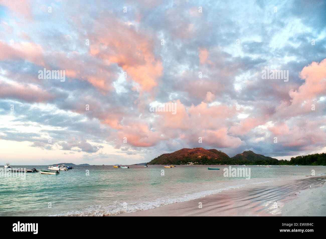Coucher de soleil sur l'Anse Volbert, Praslin, Seychelles Banque D'Images