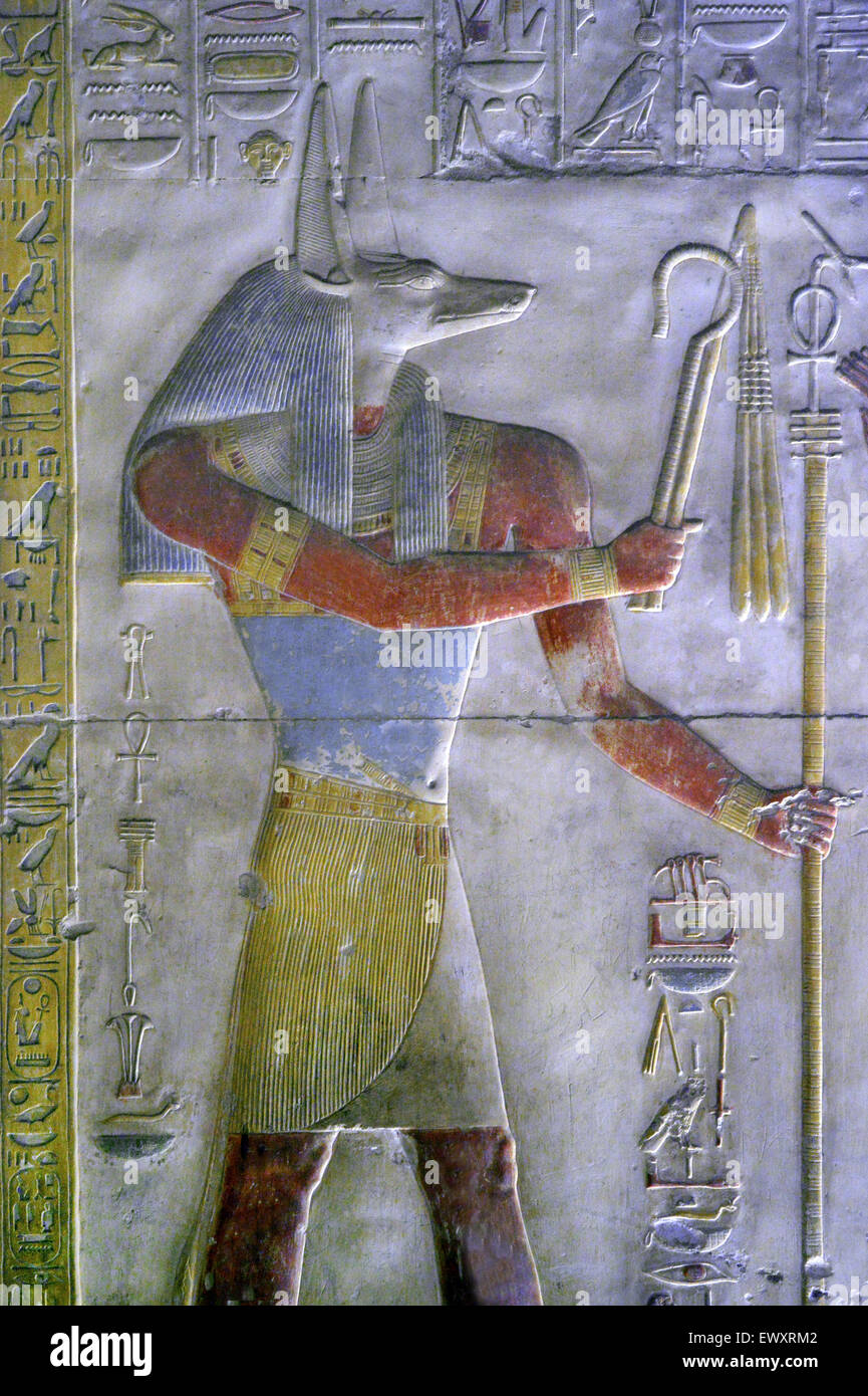 Abydos,l'Égypte, le temple funéraire du pharaon Seti I, Menmaatra, (XIX° dyn. 1321-1186 avant J.-C.). Le dieu Anubis Banque D'Images