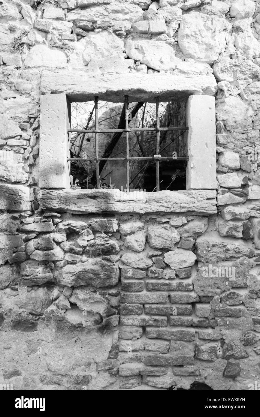 Vieille fenêtre auvent d'un château en ruine en Italie Photo Stock - Alamy
