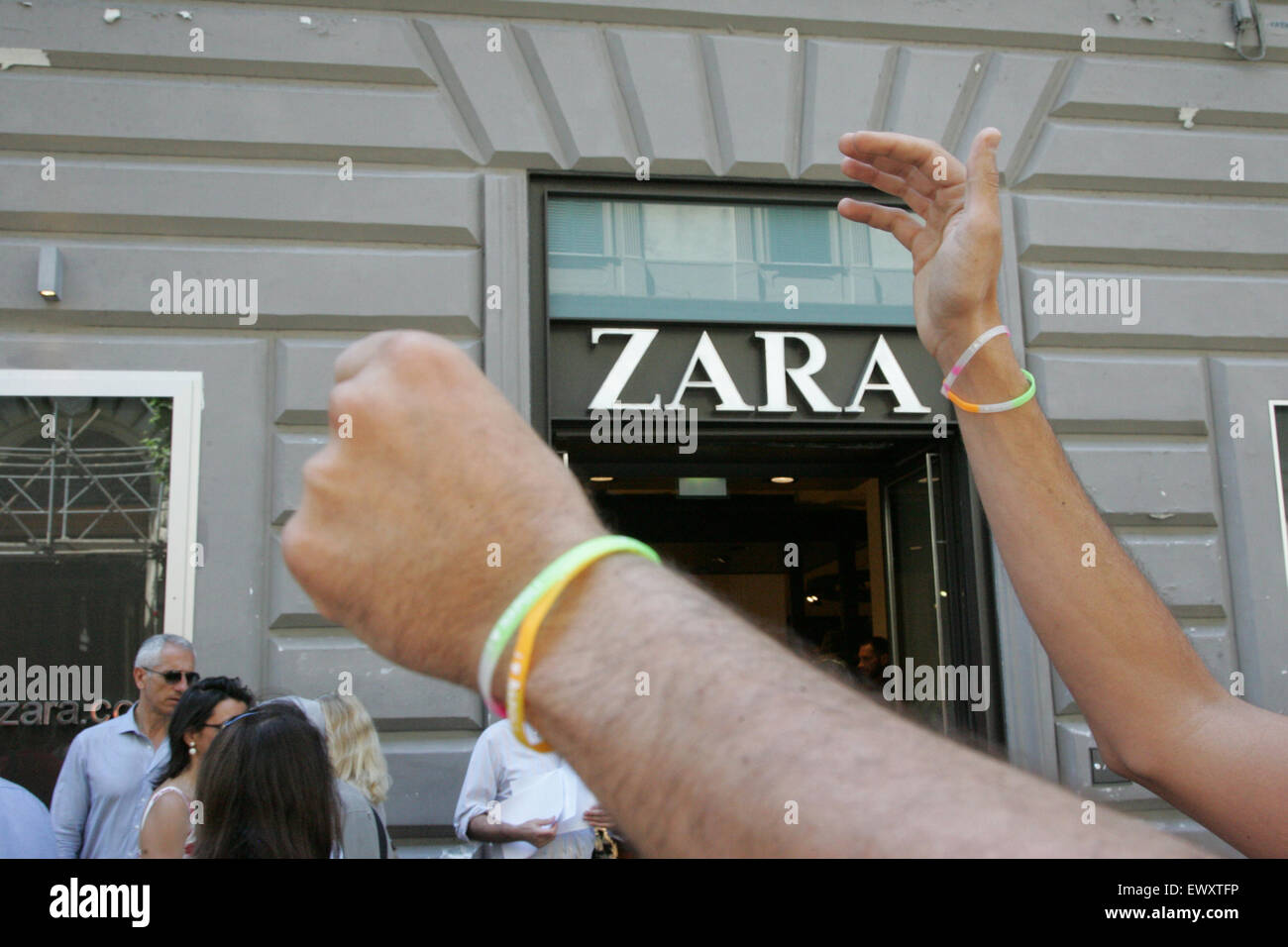 Naples, Italie. 07 juillet, 2015. Travailleur de ZARA, une multinationale  de l'entreprise de mode porte un bracelet en caoutchouc de couleur au cours  d'une manifestation. Depuis des mois, les employés de l'entreprise