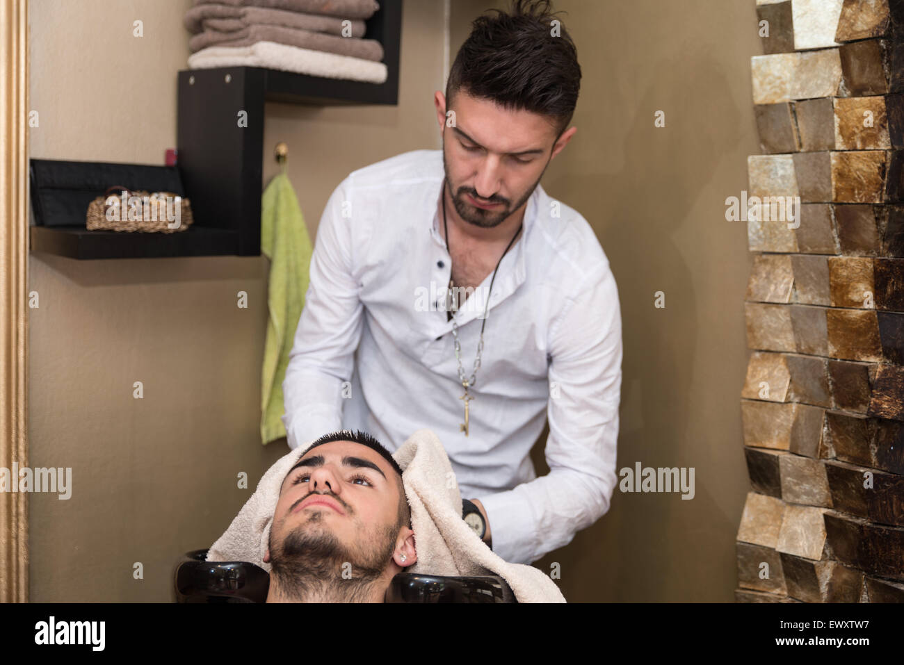 Hairstylist Coiffure Cheveux Client Laver - Young Man Relaxing In Hairdressing Salon de Banque D'Images