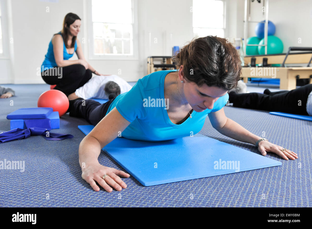 Jeune femme participant à une classe de Pilates. Banque D'Images