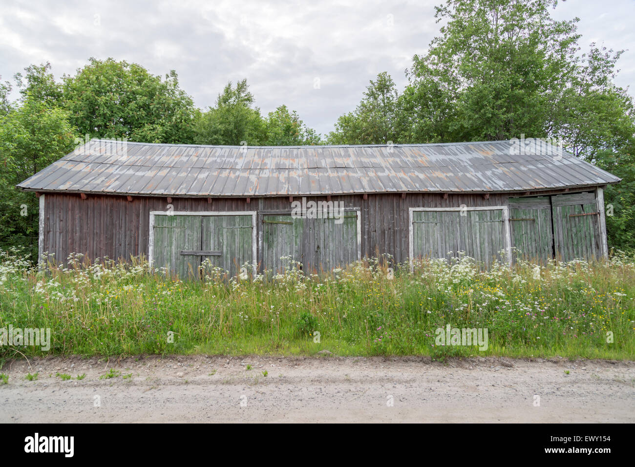Ancienne grange usés par chemin de terre en Suède. Banque D'Images