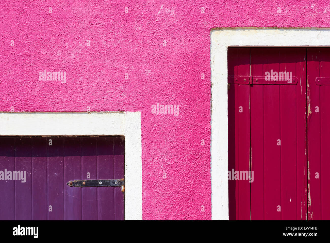 Volets en bois peint en violet et wall Burano Lagune de Venise Vénétie Italie Europe Banque D'Images