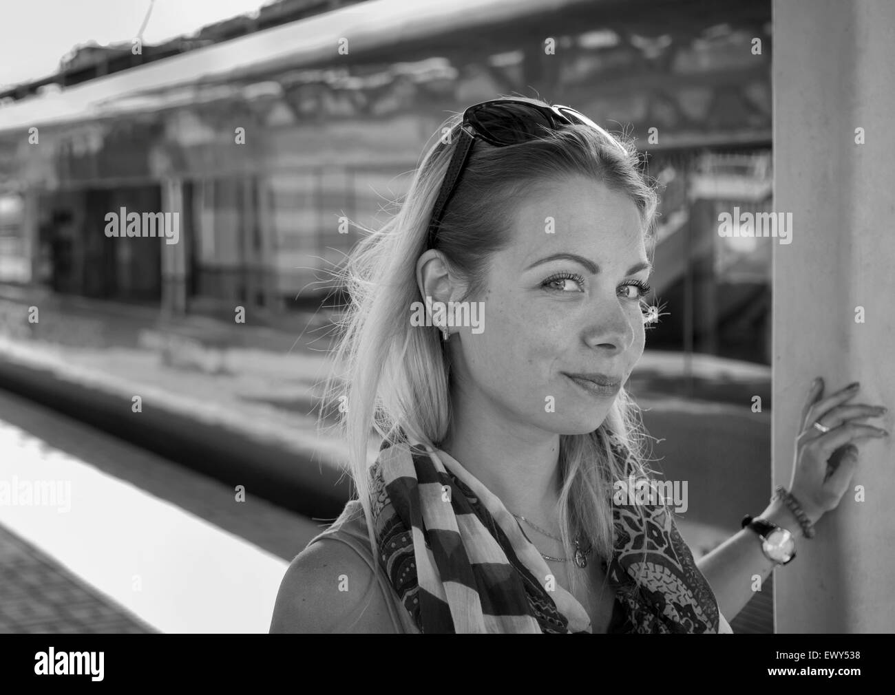 Femme à la plate-forme ferroviaire Banque D'Images