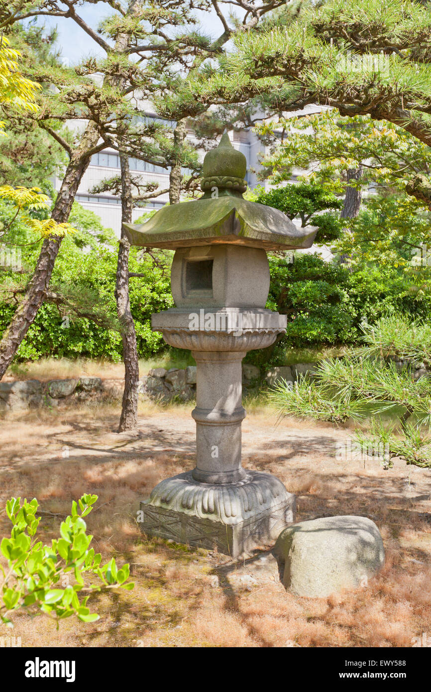 La lanterne de pierre japonais traditionnels (Toro) dans le parc du château  de Takamatsu, l'île de Shikoku, Japon Photo Stock - Alamy