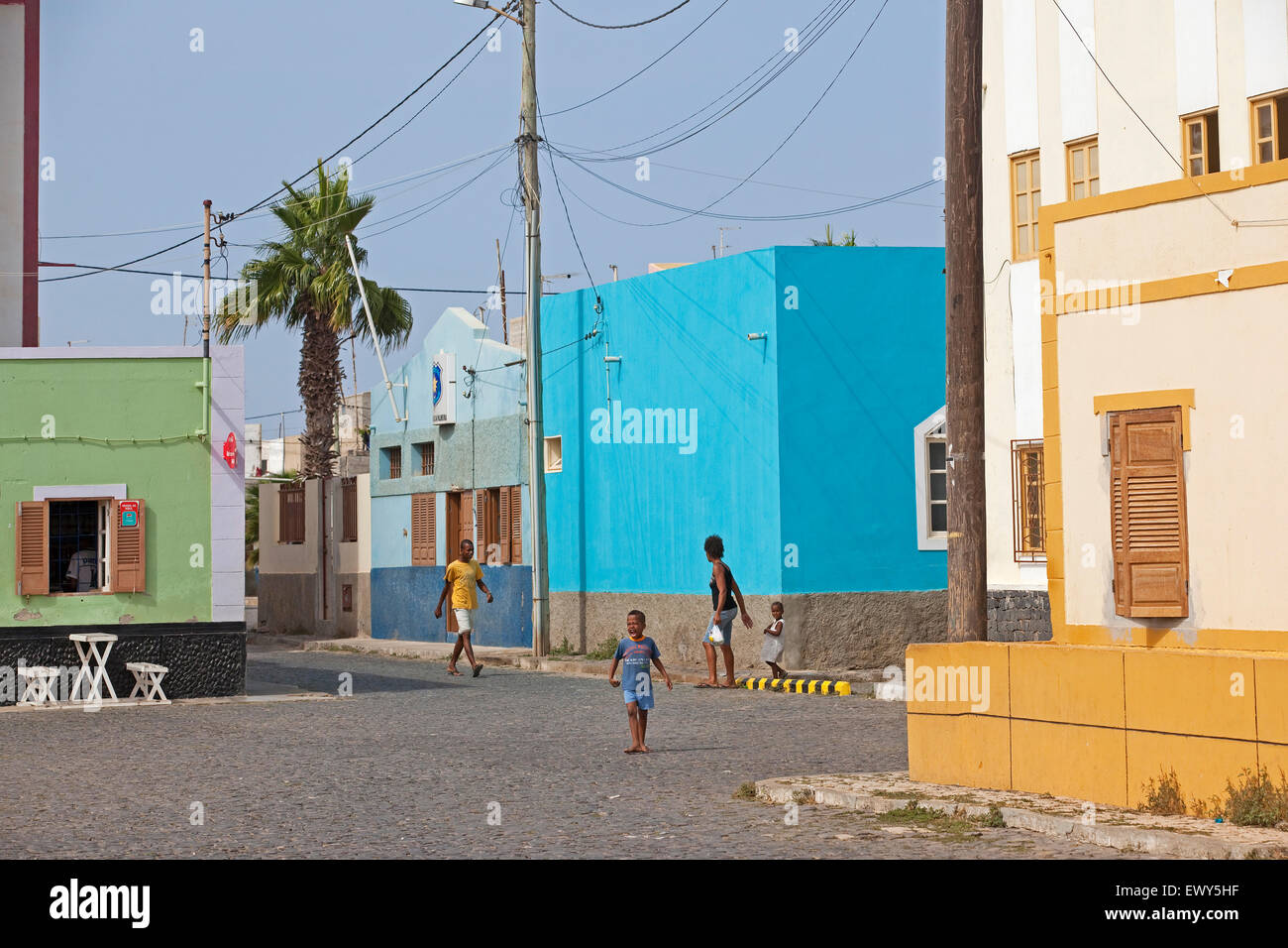 Rue avec ses maisons colorées au village de pêcheurs Palmeira sur l'île de Sal, Cap Vert / Cabo Verde, l'Afrique de l'Ouest Banque D'Images