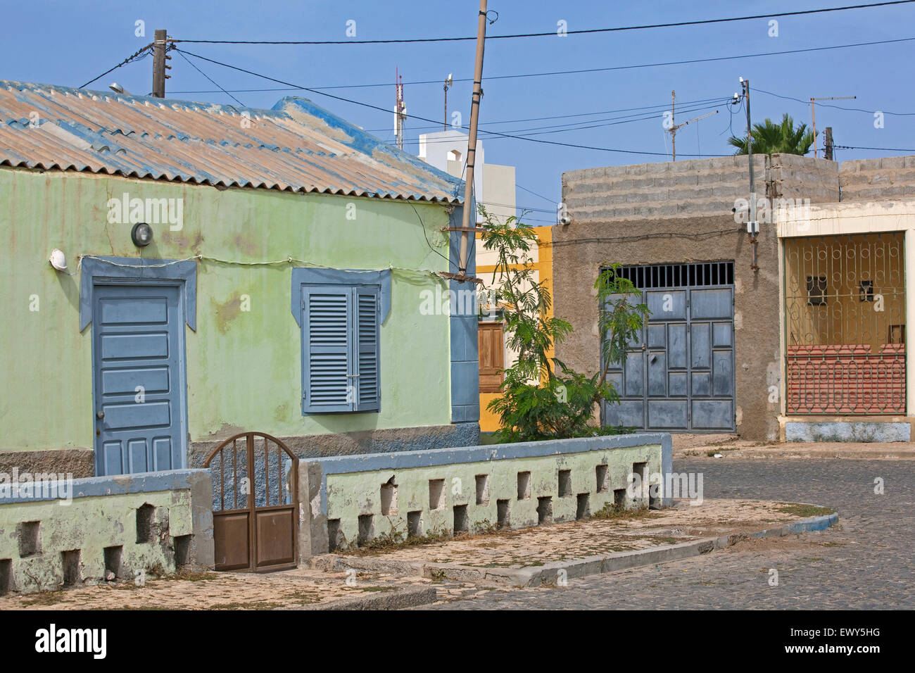 Maison coloniale portugaise colorés dans la partie ancienne du village de pêcheurs Palmeira sur l'île de Sal, Cap Vert / Cabo Verde Banque D'Images