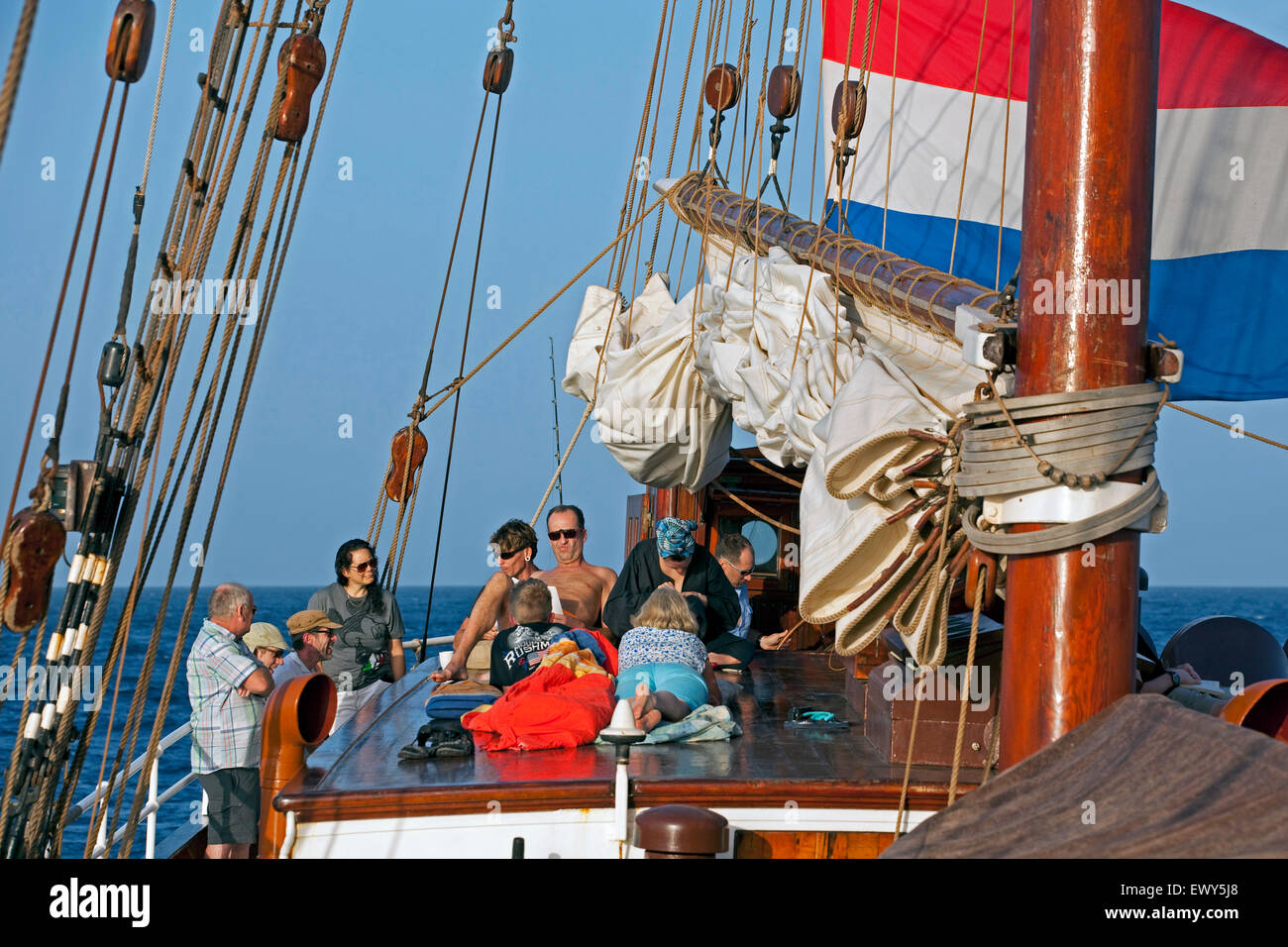 Les touristes à bord de la Dutch trois-mâts goélette Oosterschelde voile l'océan Atlantique près de Cap Vert / Cabo Verde Banque D'Images