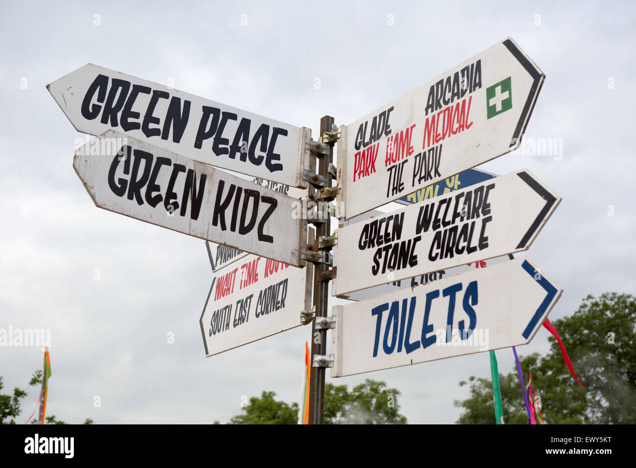 Panneau routier à Glastonbury Festival UK Banque D'Images