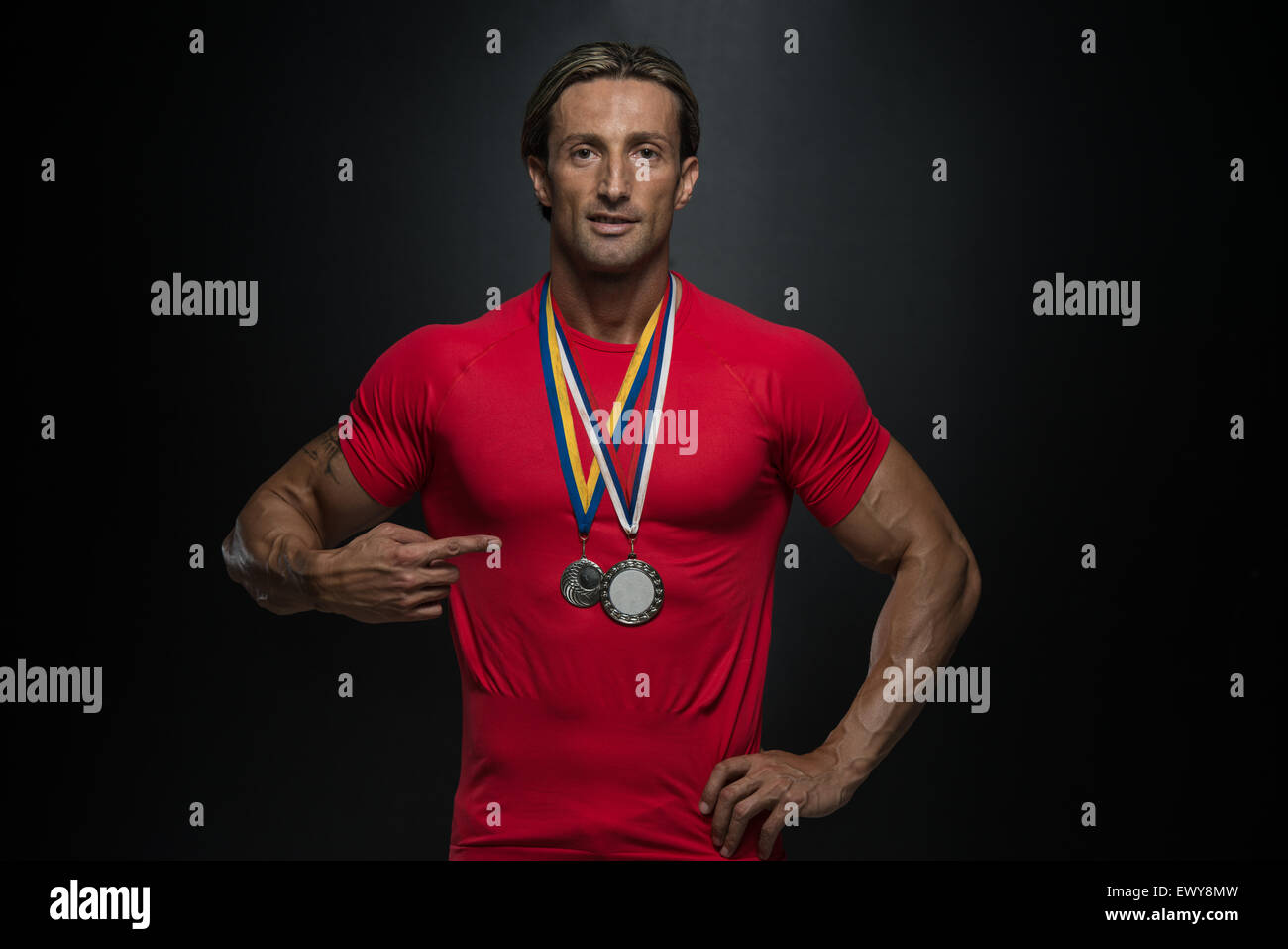 Fitness homme montrant son concurrent Médaille gagnante Banque D'Images