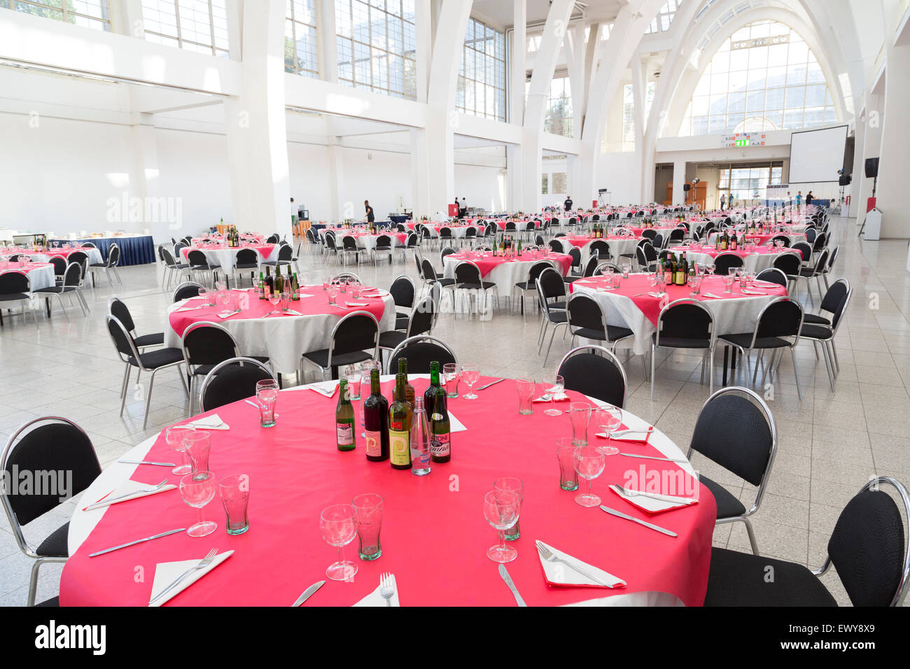 Tableaux mis prêt pour le dîner-conférence avec vin sur chaque table, Brno, République Tchèque Banque D'Images