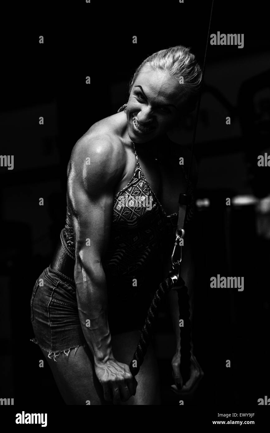 Jeune femme faisant Poids lourd l'exercice pour les triceps Banque D'Images