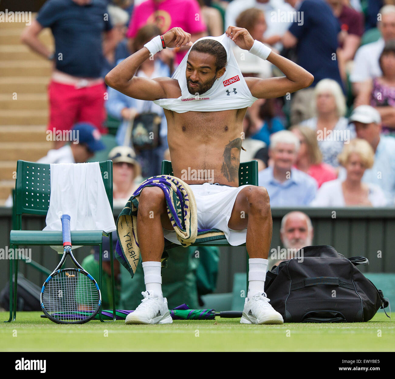 Wimbledon, Londres, Royaume-Uni. 07 juillet, 2015. Tennis, Wimbledon, Dustin Brown (GER) changer sa chemise dans son match contre Rafael Nadal (ESP) Credit : Henk Koster/Alamy Live News Banque D'Images