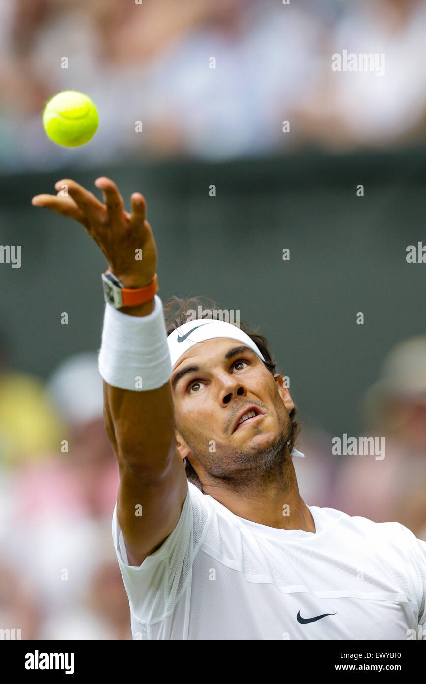 Wimbledon, Royaume-Uni. 07 juillet, 2015. Les Championnats de tennis de Wimbledon. Messieurs, deuxième tour entre dixième seed Rafael Nadal (ESP) et Dustin Brown (GER). Rafael Nadal en action : Action Crédit Plus Sport/Alamy Live News Banque D'Images