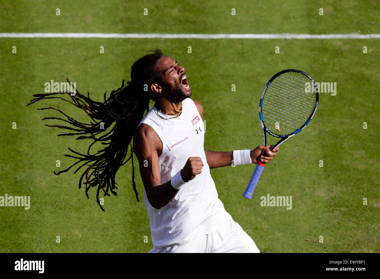 Wimbledon, Royaume-Uni. 07 juillet, 2015. Les Championnats de tennis de Wimbledon. Messieurs, deuxième tour entre dixième seed Rafael Nadal (ESP) et Dustin Brown (GER). Dustin Brown célèbre remportant la première série : Action Crédit Plus Sport/Alamy Live News Banque D'Images