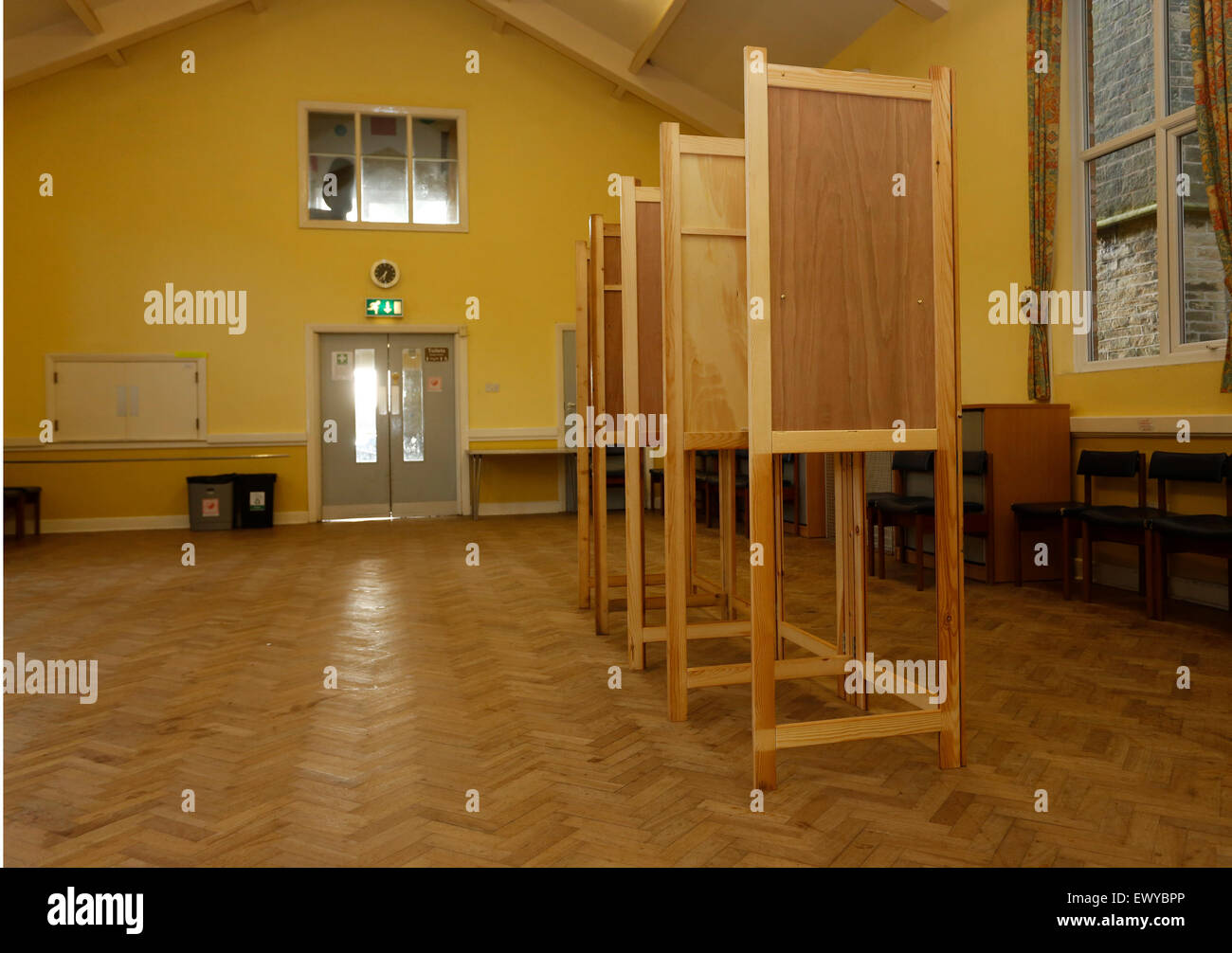 Les bénévoles la mise en place d'un bureau de vote de la circonscription de Bradford West dès le jour de l'élection générale 2015. Banque D'Images