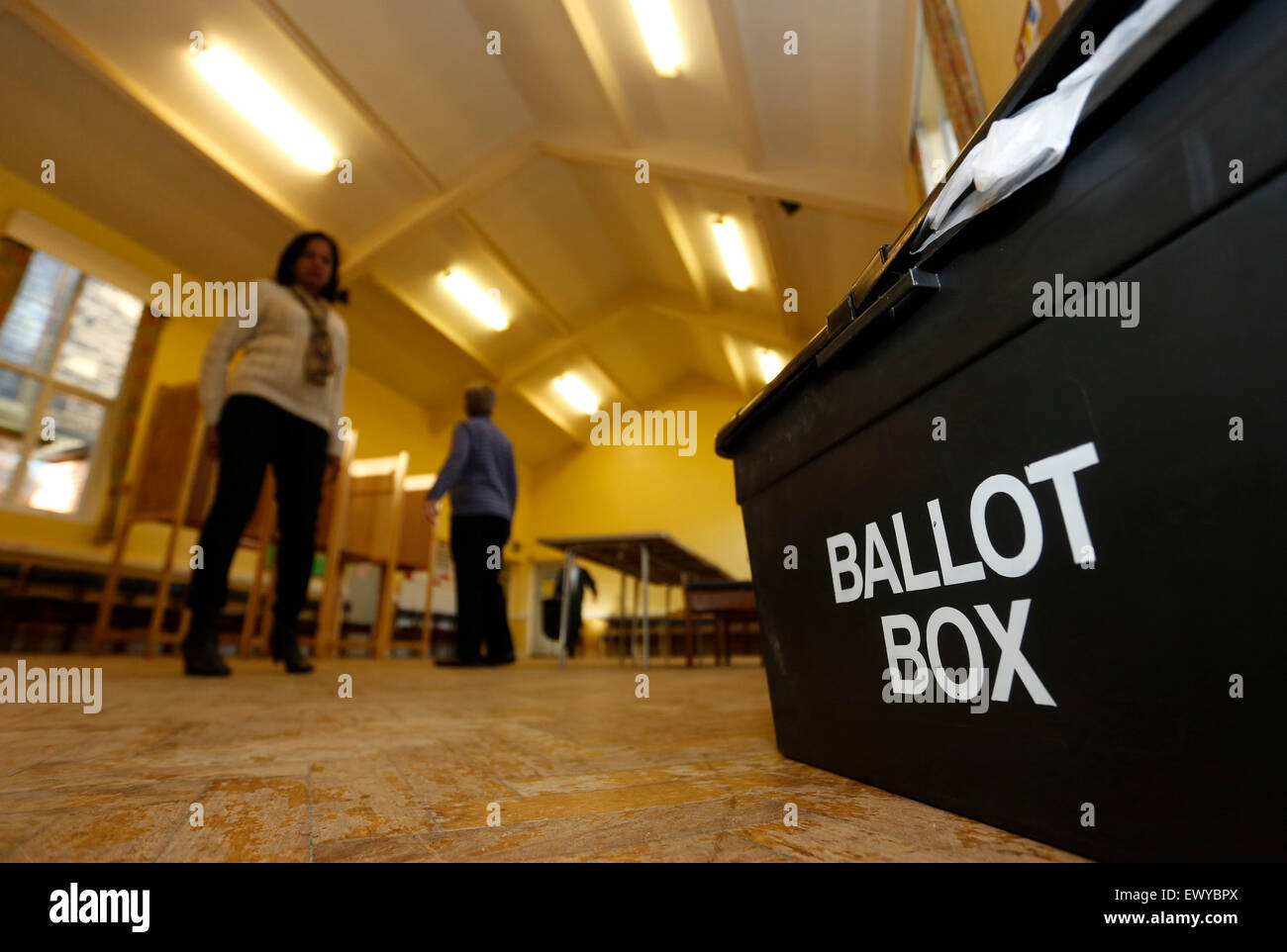 Les bénévoles la mise en place d'un bureau de vote de la circonscription de Bradford West dès le jour de l'élection générale 2015. Banque D'Images
