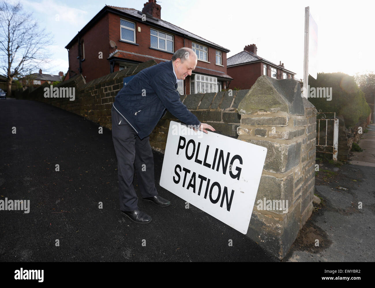Les bénévoles la mise en place d'un bureau de vote de la circonscription de Bradford West dès le jour de l'élection générale 2015. Banque D'Images