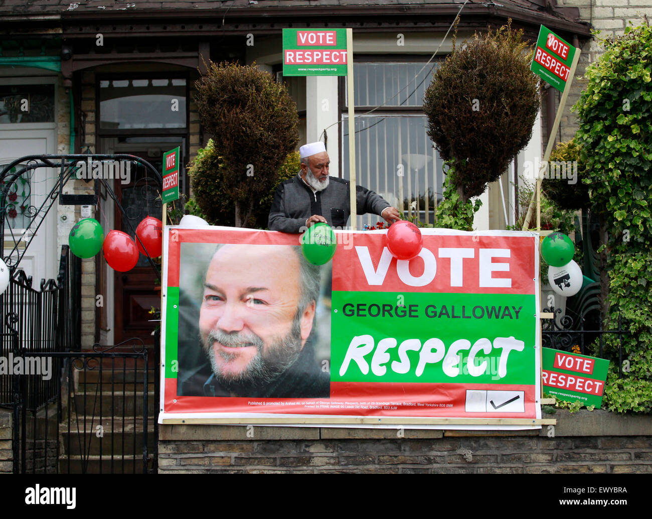 Un sujet partisan, M. Faqir-Ur Whetley-Rahman de Hill, Bradford, avec George Galloway une bannière à l'extérieur de son domicile. Banque D'Images