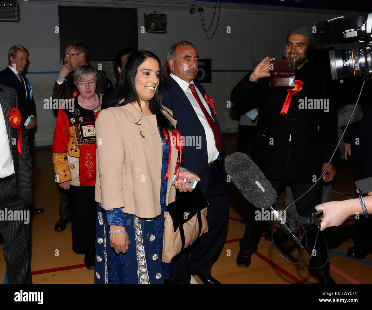 Candidat du Parti Travailliste Naz Shah arrivant à la considération pour l'Bradford est, le sud et l'Ouest circonscriptions après Richard Dunn l Banque D'Images