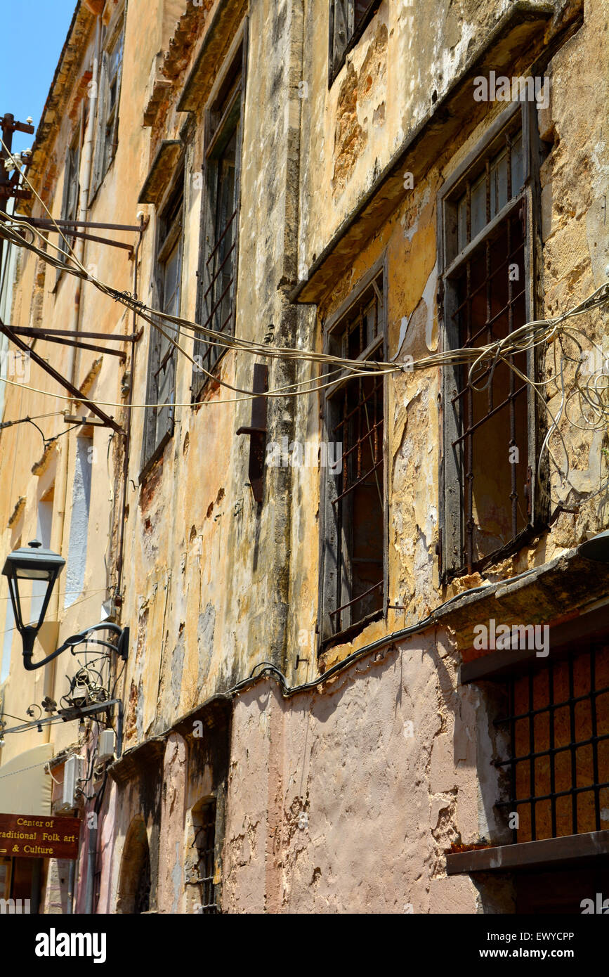 Maisons couleur miel dans le vieux port vénitien de Chania, sur l'île de Crète en Grèce Banque D'Images