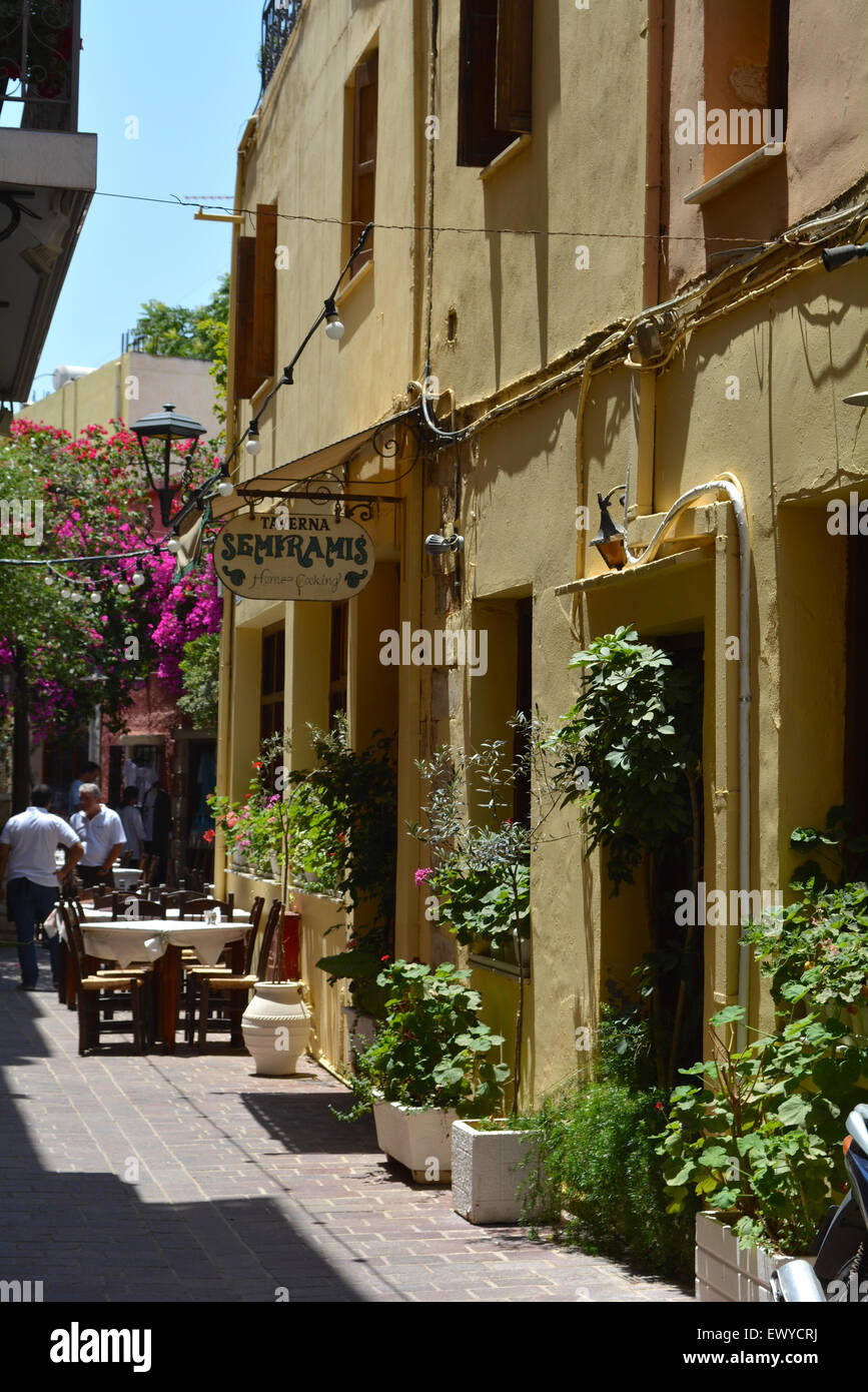 Maisons couleur miel dans le vieux port vénitien de Chania, sur l'île de Crète en Grèce Banque D'Images