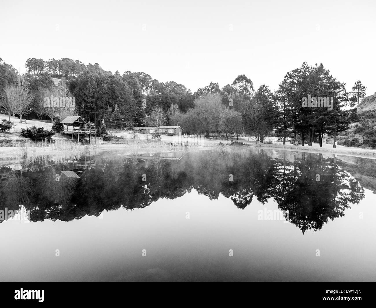 Reflet dans un lac dans le Drakensberg Banque D'Images
