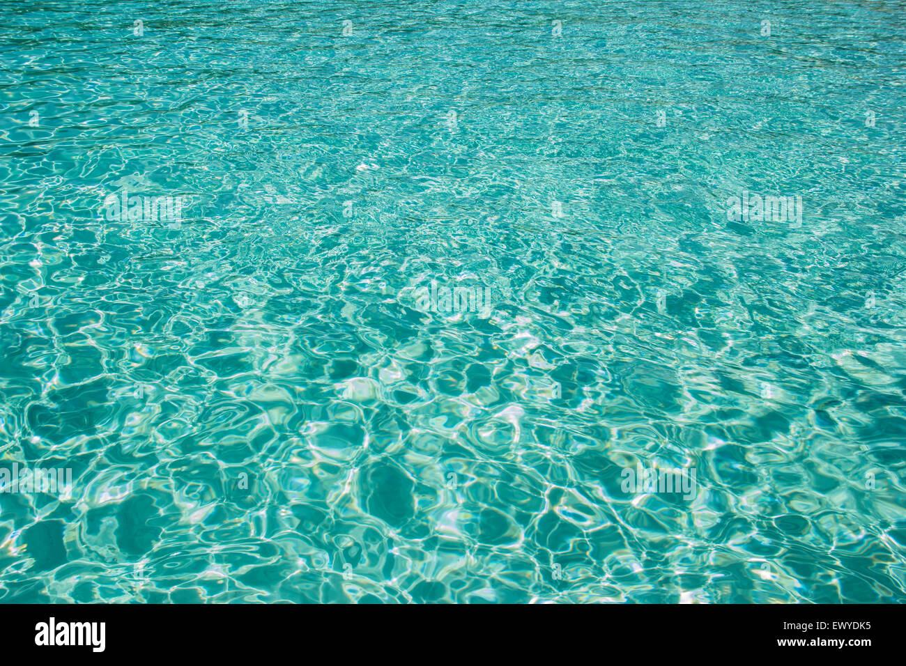 Réflexions de l'eau peu profonde sur fond de plage de sable clair lagon vert turquoise Banque D'Images