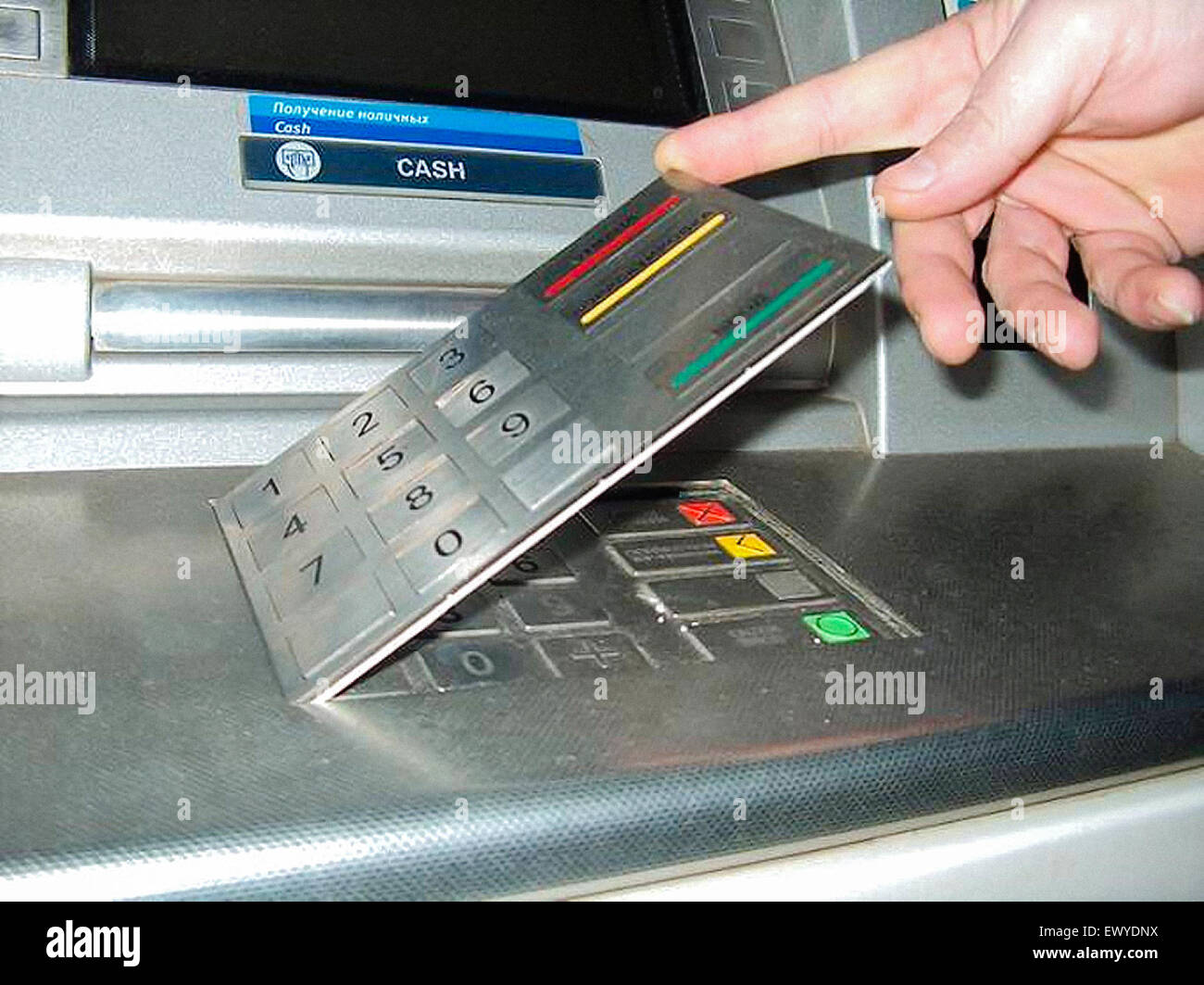 Faux cache du clavier sur un distributeur automatique (ATM) utilisé pour le clonage de cartes, des données sur une carte de crédit ou de débit la bande magnétique est illégalement copiés par un périphérique connecté à l'emplacement, et que le code PIN enregistré par un faux clavier ou via une caméra cachée. Les transactions dans l'UE ont été autorisés via carte à puce et NIP depuis 2010 pour plus de détails capturés sont maintenant envoyés à l'étranger pour les cas où la technologie de bande magnétique comme nous, l'Amérique latine, d'Asie et d'Afrique est encore en usage. Image montre un distributeur automatique en Roumanie, avec un fond de capture de l'axe périphérique relié à un guichet automatique, prise par la police roumaine en 2011 en collaboration avec Europol. Banque D'Images