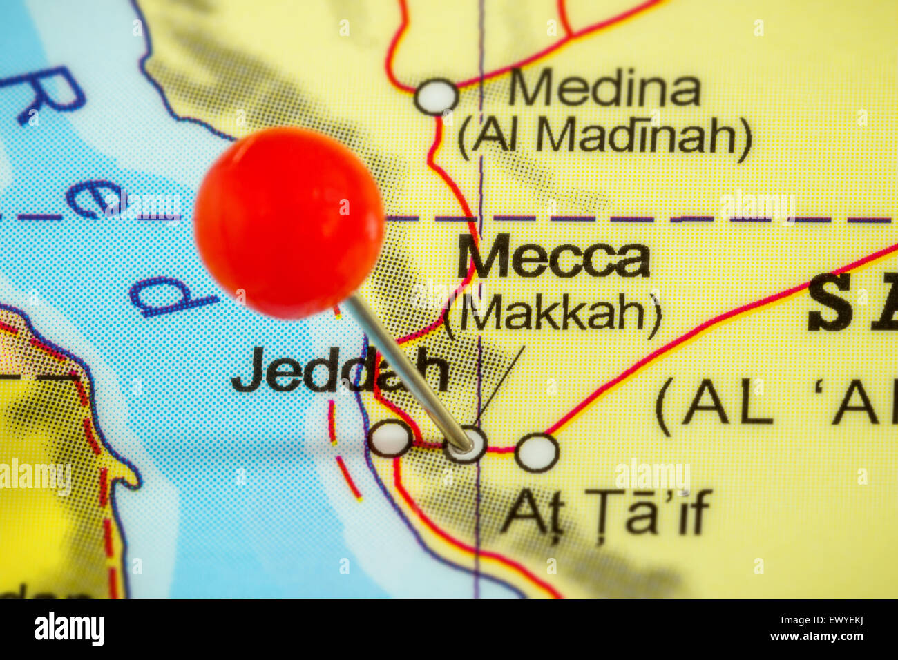 Close-up d'une punaise rouge sur une carte de La Mecque, en Arabie Saoudite Banque D'Images