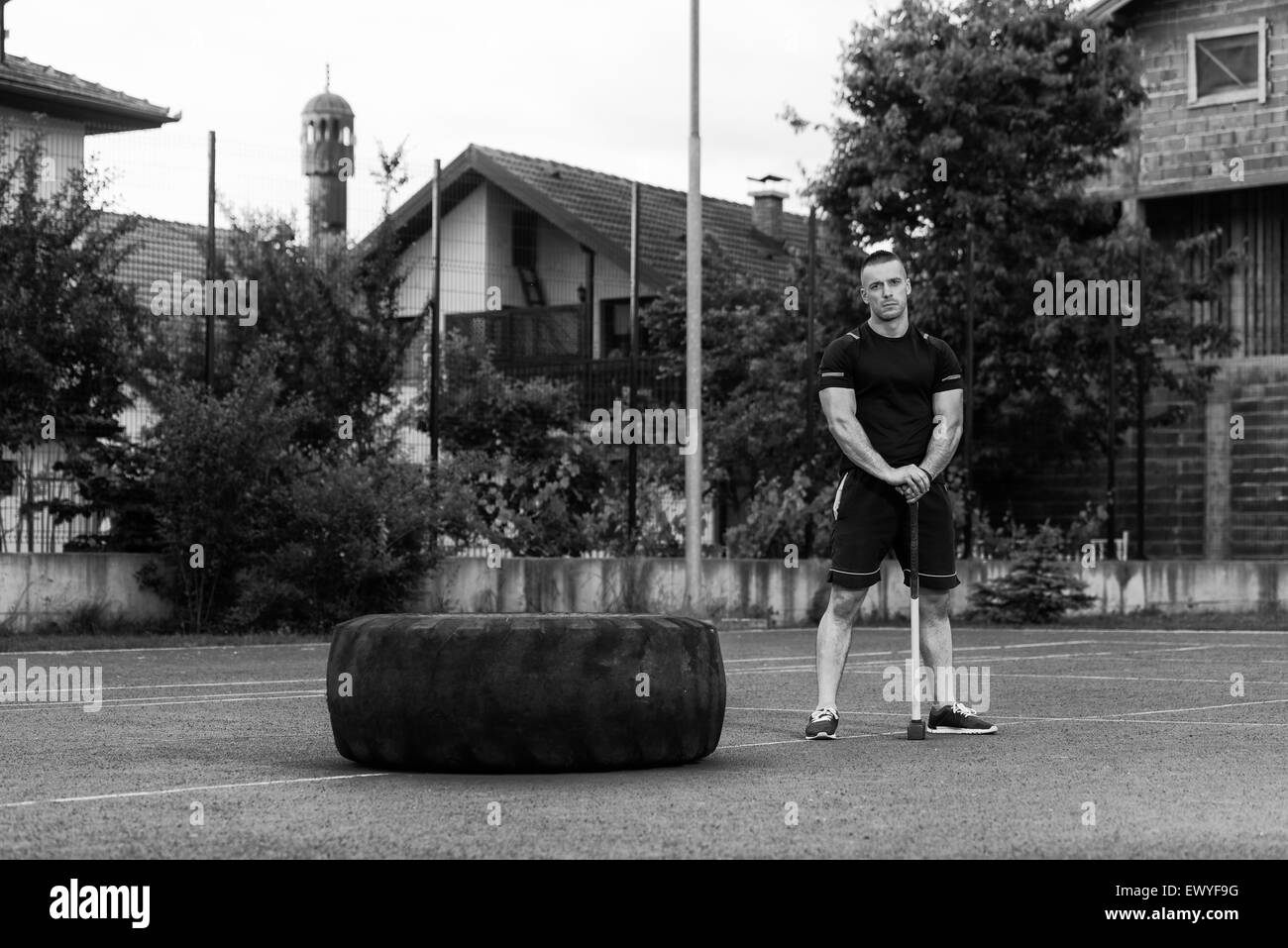 Portrait d'un jeune homme en bonne condition physique avec un marteau pneumatique et le repos après l'exercice Banque D'Images