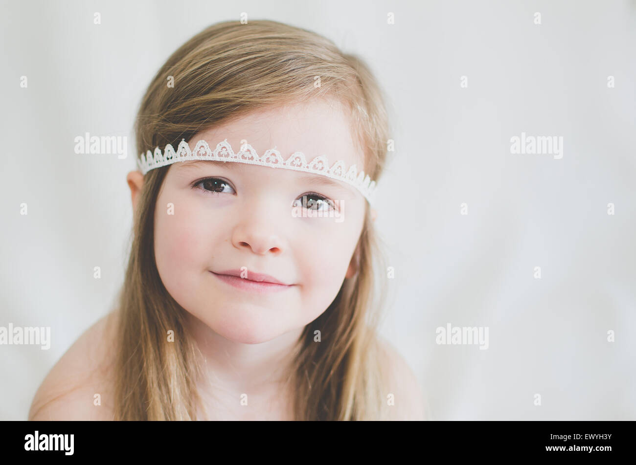 Portrait d'une jeune fille portant un bandeau de dentelle Banque D'Images