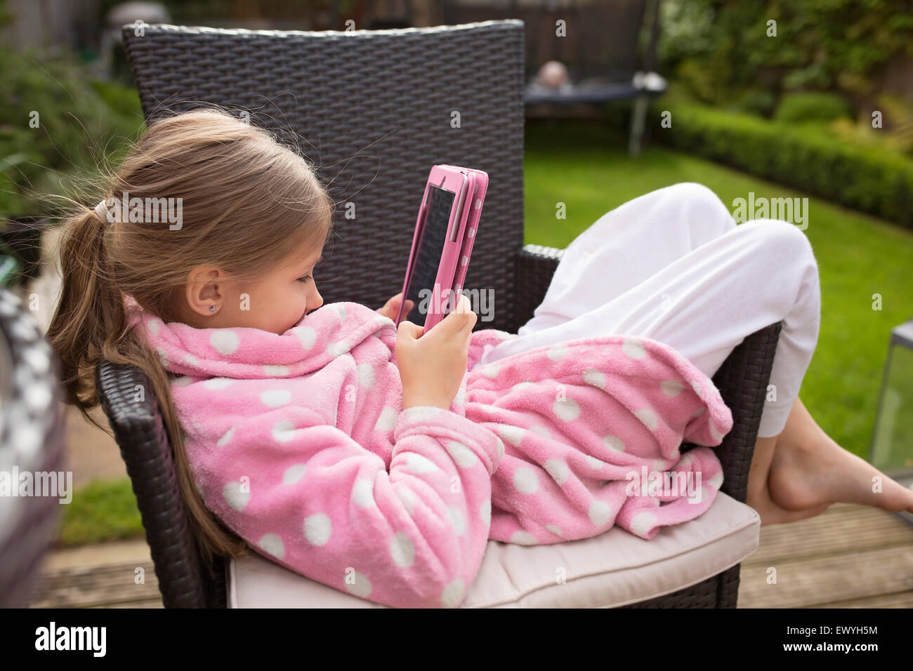 Girl watching film sur appareil électronique Banque D'Images