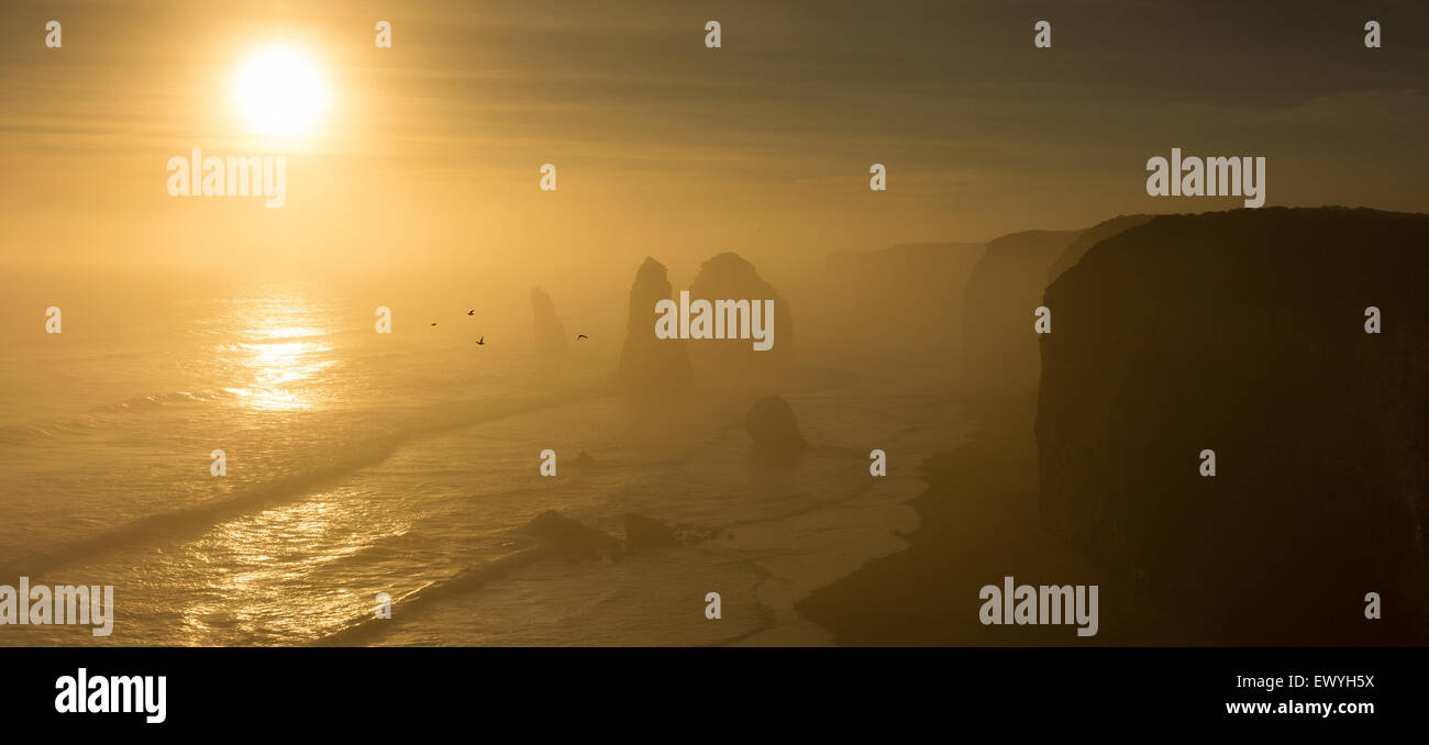 Les douze Apôtres au coucher du soleil, parc national marin des douze Apôtres, Victoria, Australie Banque D'Images