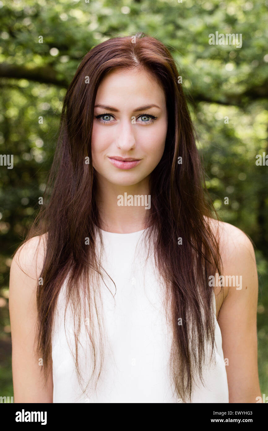 Portrait d'une jeune femme aux longs cheveux bruns Banque D'Images