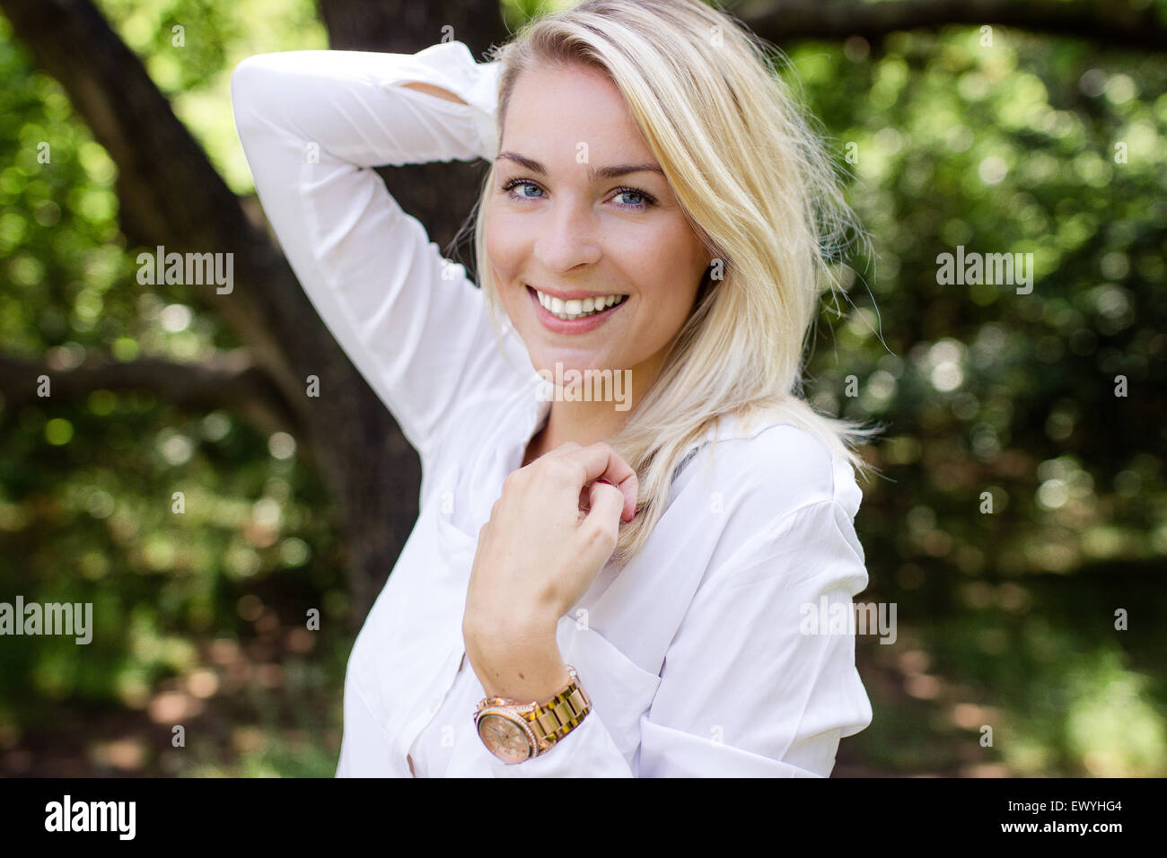 Portrait d'une jeune femme aux cheveux blonds smiling Banque D'Images