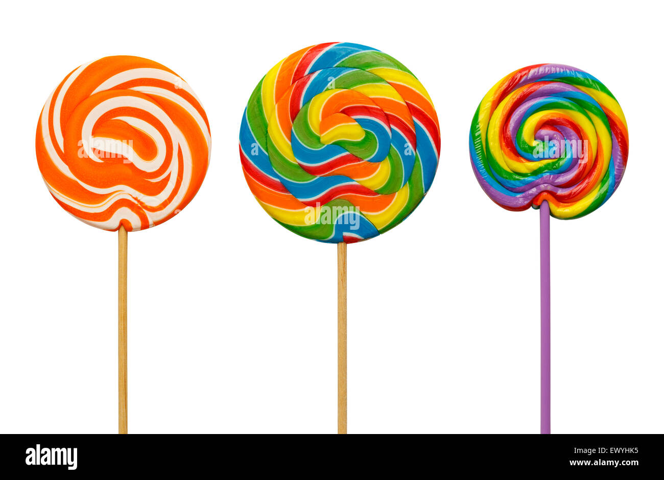 Sucettes Bonbons spirale colorées isolé sur fond blanc. Banque D'Images