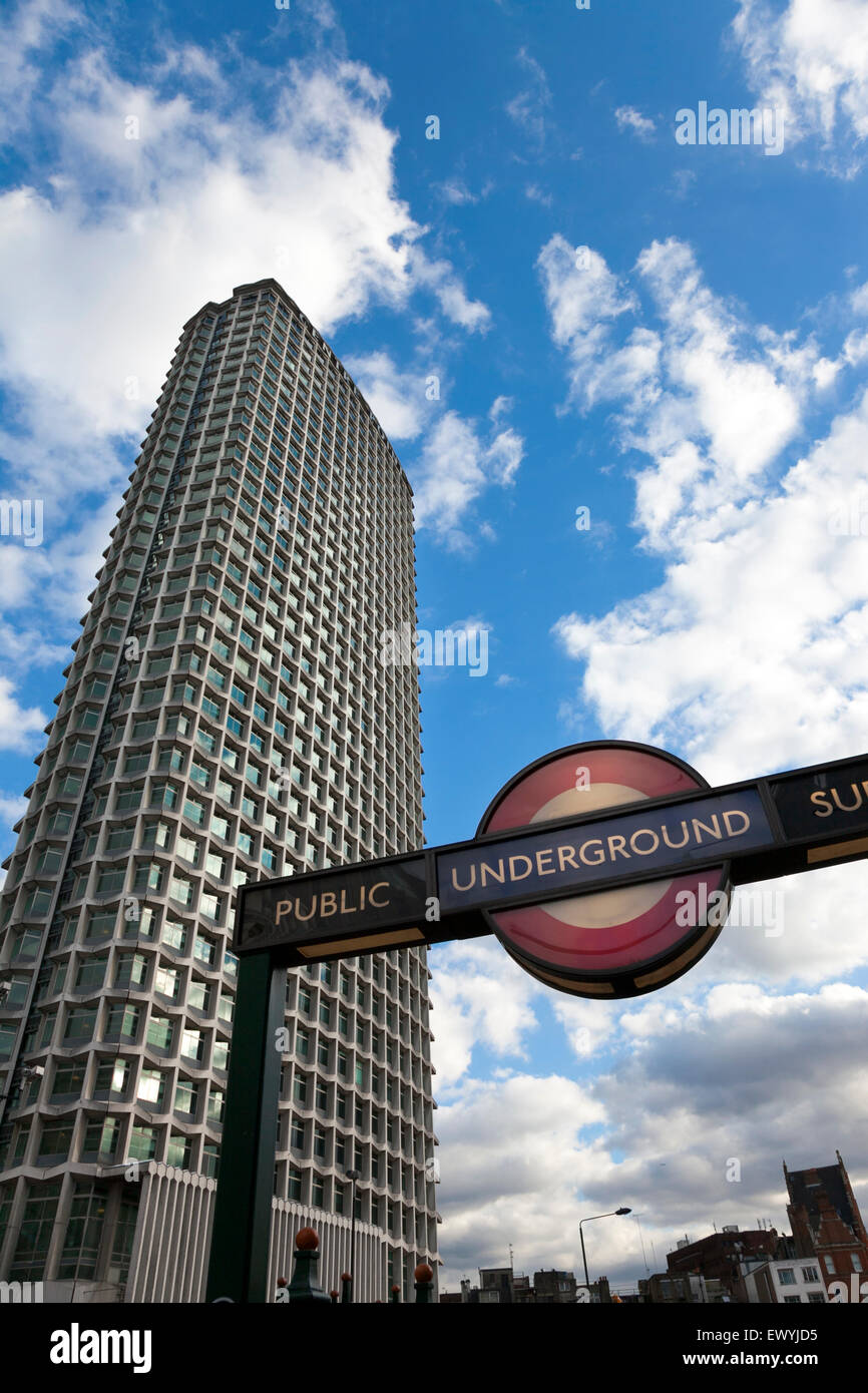 Entrée de métro Tottenham Court Road avec Centerpoint bâtiment en arrière-plan, Londres, Angleterre Banque D'Images