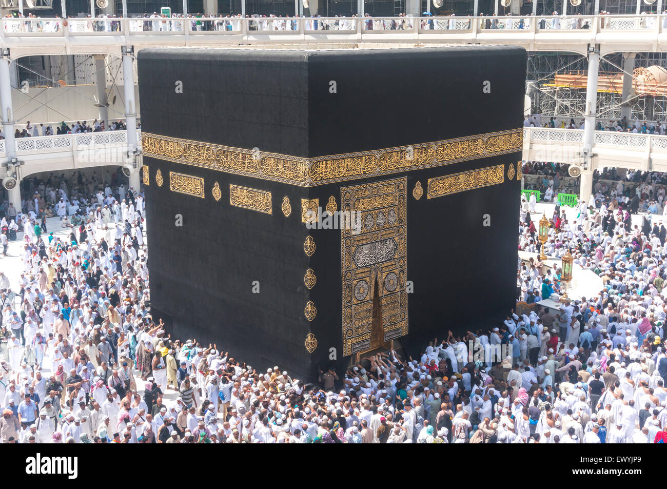 La Mecque, Arabie saoudite-MAC 09, 2015 : grand angle de visualisation de pèlerins musulmans circumambulate la Kaaba dans le sens anti-horaire à Masjidil Hara Banque D'Images