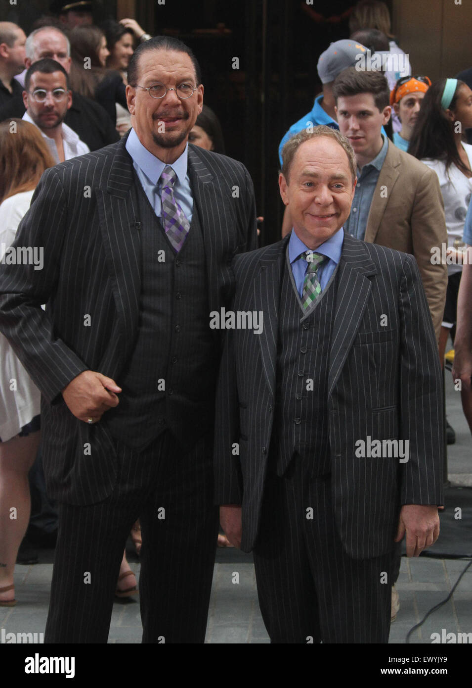 New York, New York, USA. 2 juillet, 2015. Illusionists PENN & Teller à l'apparition dans le "Aujourd'hui" et tenue du Rockefeller Plaza. Credit : Nancy Kaszerman ZUMAPRESS.com/Alamy/Live News Banque D'Images