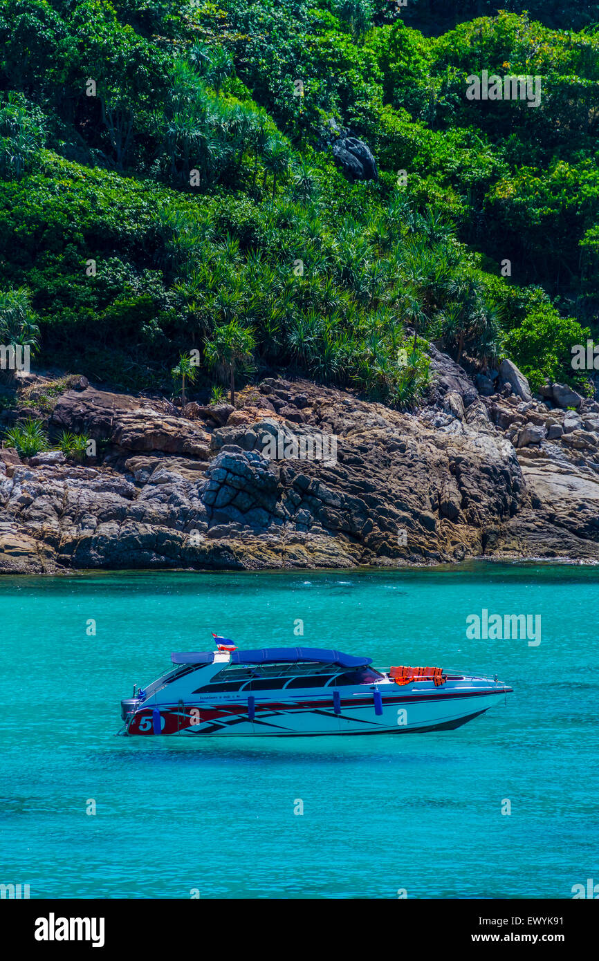 Bateau de vitesse en mer tropicale, la mer d'Andaman, Thaïlande Banque D'Images