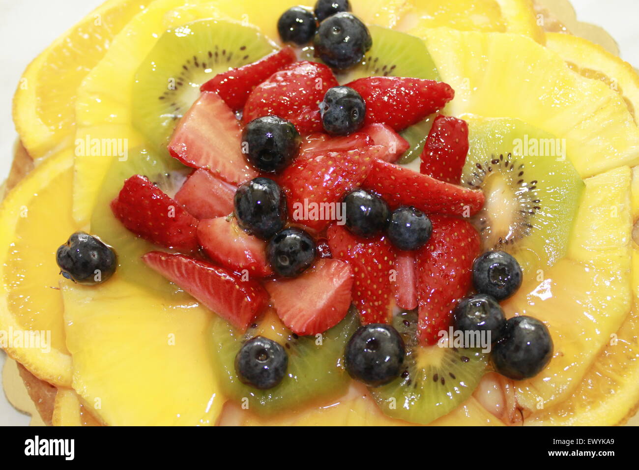 Gâteau de fruit avec des baies et autres fruits Banque D'Images