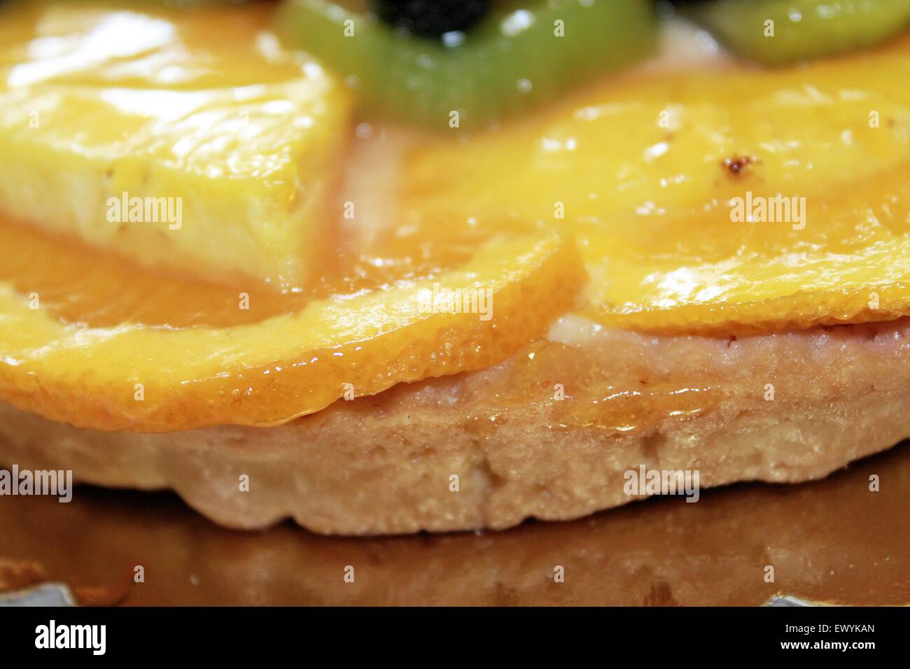 Gâteau de fruit avec des baies et autres fruits Banque D'Images