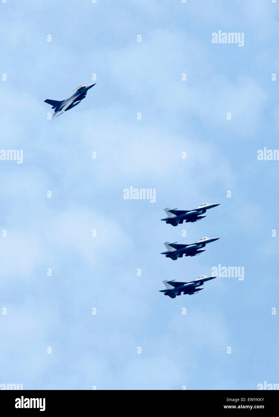 Bruxelles. 2 juillet, 2015. Quatre avions de chasse F16 belge fly retour à la base aérienne de Florennes en Belgique le 2 juillet 2015. La Belgique retire officiellement de l'Opération Faucon du désert contre l'Etat islamique(EST), et tous les six F16 déployés par l'armée de l'air belge depuis septembre dernier en Jordanie sont de retour en Belgique, le jeudi. © Wang Xiaojun/Xinhua/Alamy Live News Banque D'Images