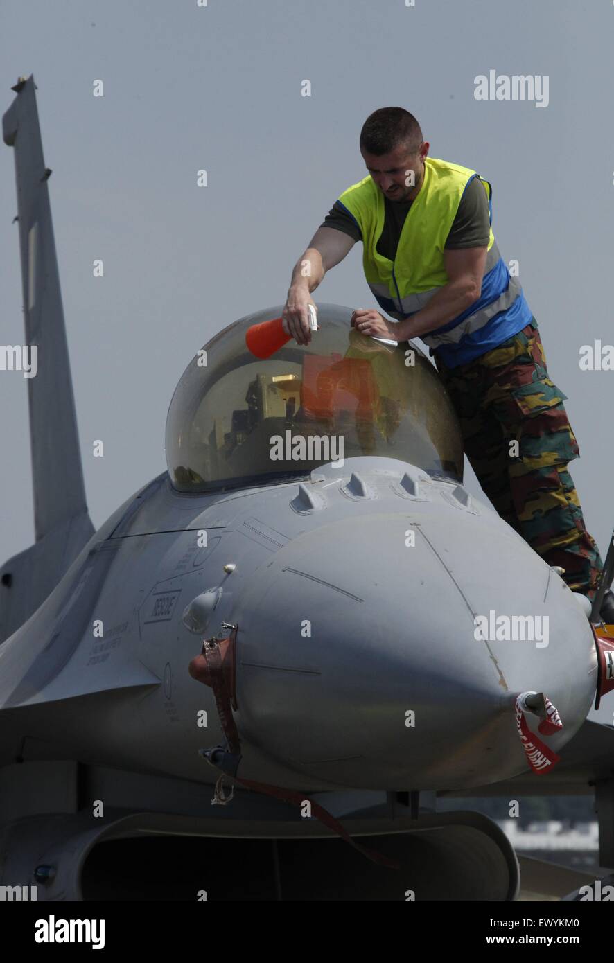 Bruxelles. 2 juillet, 2015. Un membre du personnel au sol nettoie un chasseur à réaction F16 belge dans la base aérienne de Florennes en Belgique le 2 juillet 2015. La Belgique retire officiellement de l'Opération Faucon du désert contre l'Etat islamique(EST), et tous les six F16 déployés par l'armée de l'air belge depuis septembre dernier en Jordanie sont de retour en Belgique, le jeudi. © Wang Xiaojun/Xinhua/Alamy Live News Banque D'Images