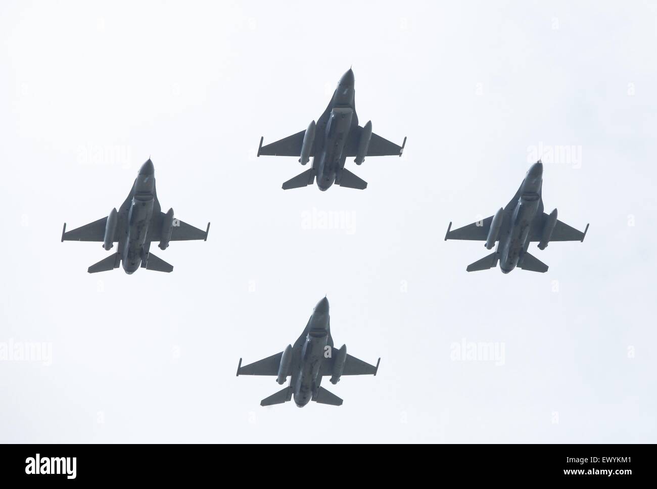 Bruxelles. 2 juillet, 2015. Quatre avions de chasse F16 belge fly retour à la base aérienne de Florennes en Belgique le 2 juillet 2015. La Belgique retire officiellement de l'Opération Faucon du désert contre l'Etat islamique(EST), et tous les six F16 déployés par l'armée de l'air belge depuis septembre dernier en Jordanie sont de retour en Belgique, le jeudi. © Wang Xiaojun/Xinhua/Alamy Live News Banque D'Images