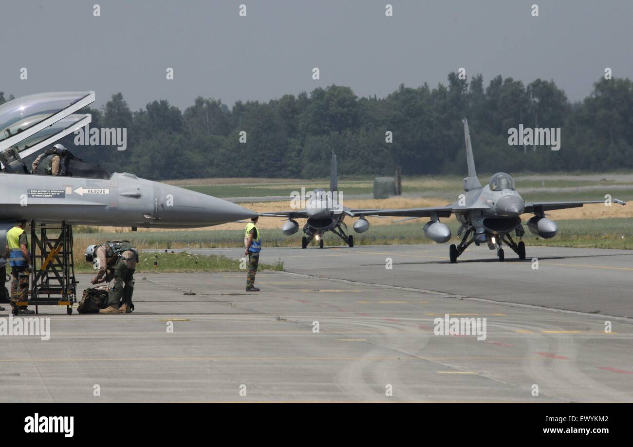 Bruxelles. 2 juillet, 2015. Avions de chasse F16 belge sont vus dans la base aérienne de Florennes en Belgique le 2 juillet 2015. La Belgique retire officiellement de l'Opération Faucon du désert contre l'Etat islamique(EST), et tous les six F16 déployés par l'armée de l'air belge depuis septembre dernier en Jordanie sont de retour en Belgique, le jeudi. © Wang Xiaojun/Xinhua/Alamy Live News Banque D'Images