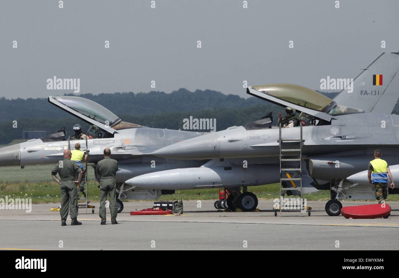 Bruxelles. 2 juillet, 2015. Les pilotes des deux avions de chasse F16 belge sont observés dans la base aérienne de Florennes en Belgique le 2 juillet 2015. La Belgique retire officiellement de l'Opération Faucon du désert contre l'Etat islamique(EST), et tous les six F16 déployés par l'armée de l'air belge depuis septembre dernier en Jordanie sont de retour en Belgique, le jeudi. © Wang Xiaojun/Xinhua/Alamy Live News Banque D'Images