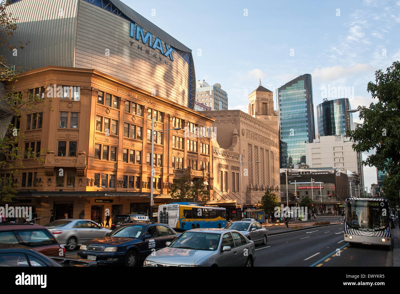 La rue Queen. Civic Theatre, à gauche et au Théâtre IMAX, Auckland, Nouvelle-Zélande Banque D'Images